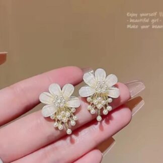 ZJX-162 Flower Pearl Korean Earrings ? Elegant Design, Stylish Fashion Accessory for Women