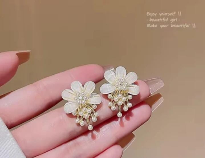 ZJX-162 Flower Pearl Korean Earrings ? Elegant Design, Stylish Fashion Accessory for Women