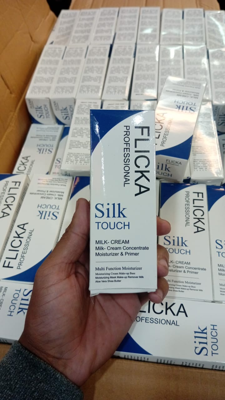FLiCKA Silk Touch 3‑in‑1 Moisturizer & PrimerHydrates and nourishes skinLightweight, long‑lasting formulaMinimizes pores for a smooth finishDermatologically tested – safe for all skin types - Image 6