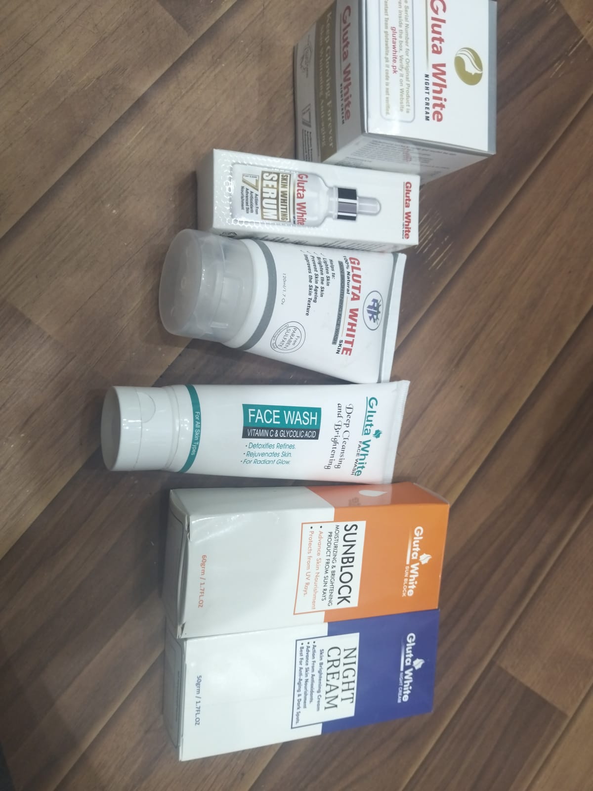 6 In 1 Gluta White Complete Skincare Set With Sunblock Night Cream Face Wash Day Cream Serum And Bright Cream - Image 4