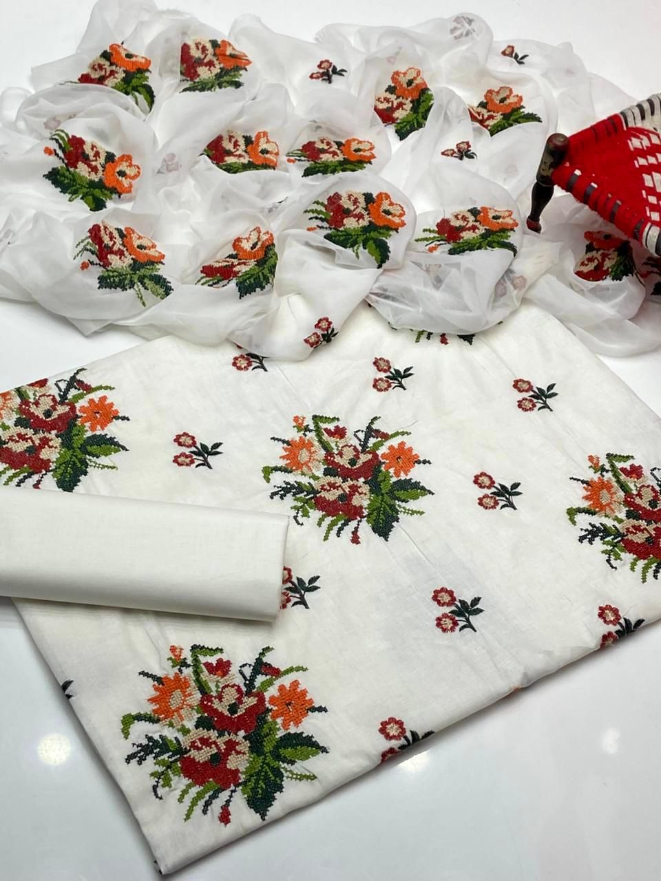 Elegant White Lawn Cotton Embroidered Unstitched 3-Piece Suit for Women - Discover the epitome of traditional elegance and mo