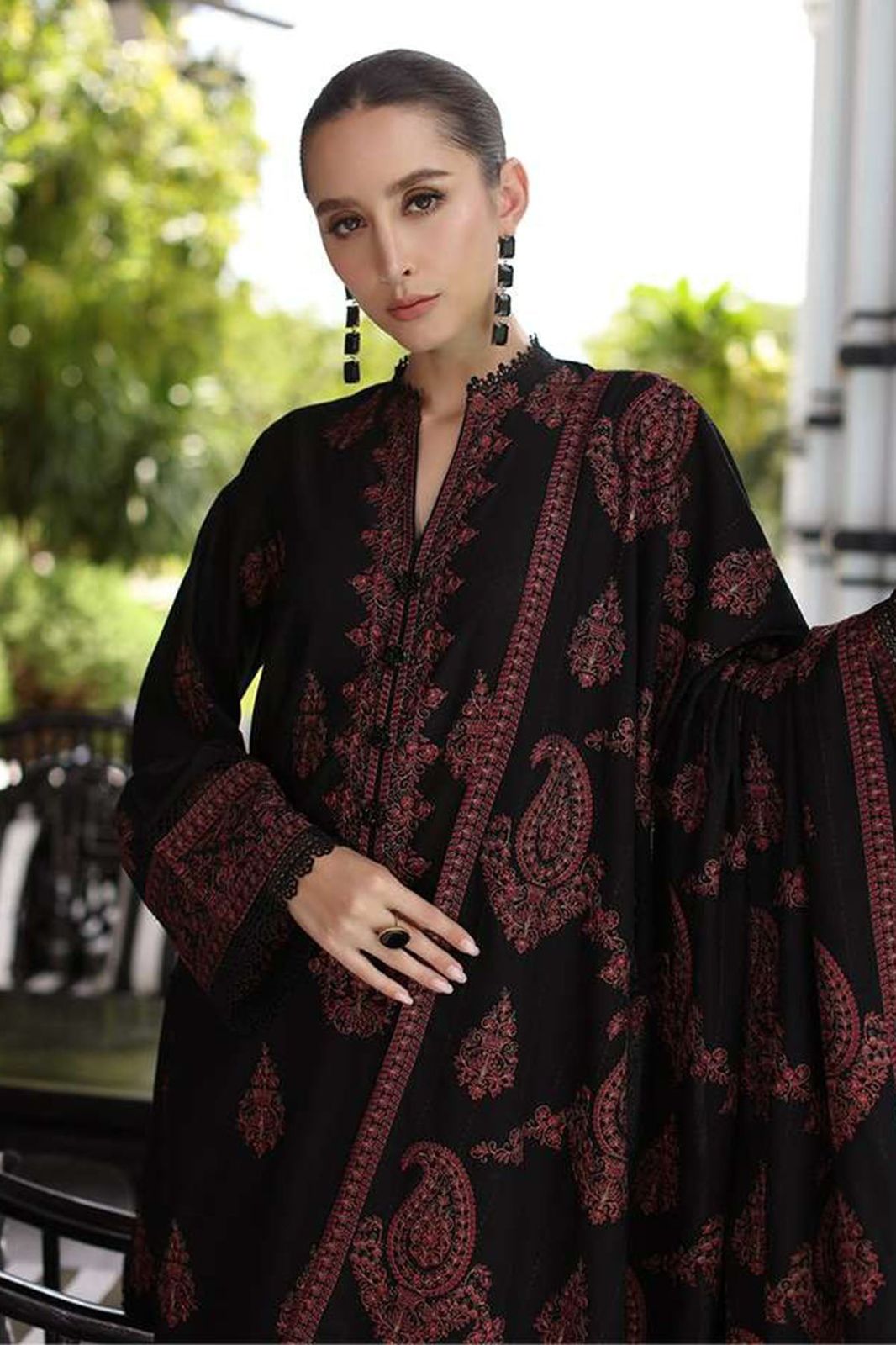 BAREEZE Luxury Embroidered Lawn Unstitched 3-Piece Suit - Elegant Black with Pink Embroidery - Image 2