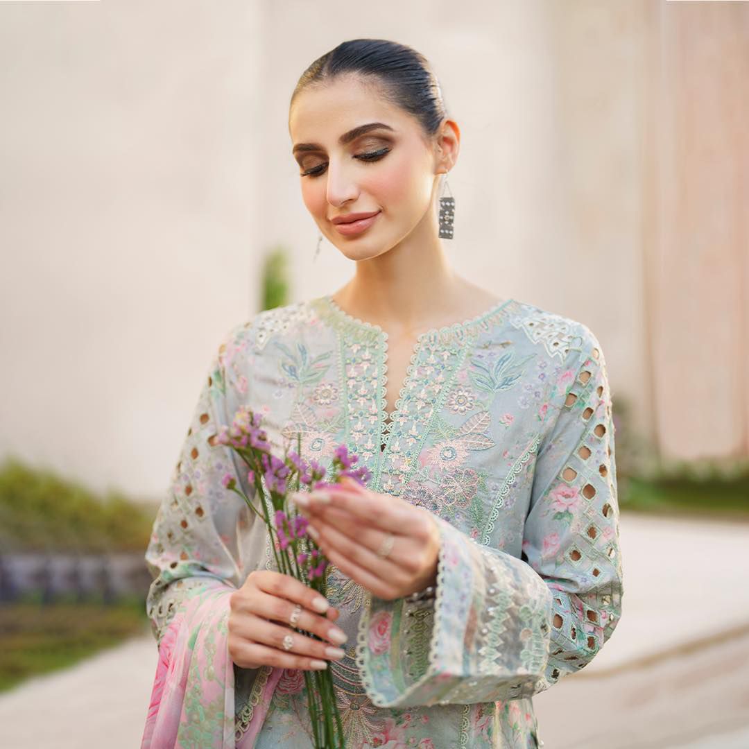Iznik SFL-07 Elegant Embroidered Chikankari Lawn & Chiffon Suit - Image 5