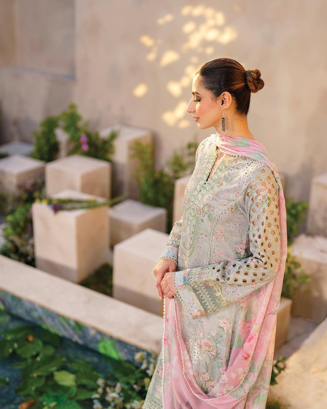 Iznik SFL-07 Elegant Embroidered Chikankari Lawn & Chiffon Suit - Image 7