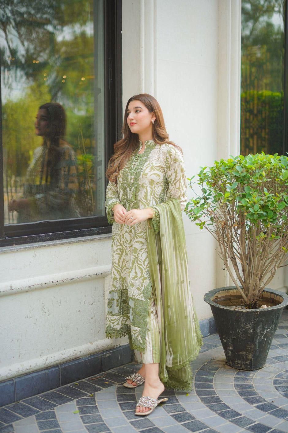 Elaff Premium Embroidered Cotton Chikankari Suit - Image 4
