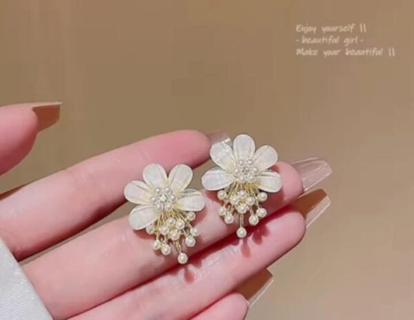 ZJX-162 Flower Pearl Korean Earrings – Elegant Design, Stylish Fashion Accessory for Women