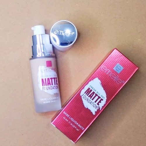WhatsApp-Image-2025-08-27-at-12.34.41-AM-3-1 Emelie Liquid Matte Foundation – Long-Lasting, SPF 25, 2-in-1 Coverage - Shade 1 40 ML